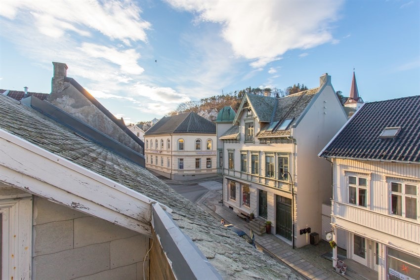 Utsikt mot øvre del av byen fra takterrassen. Galleribilde
