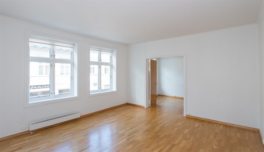 Gode vindusflater i stuen gir godt med lys inn. Galleribilde