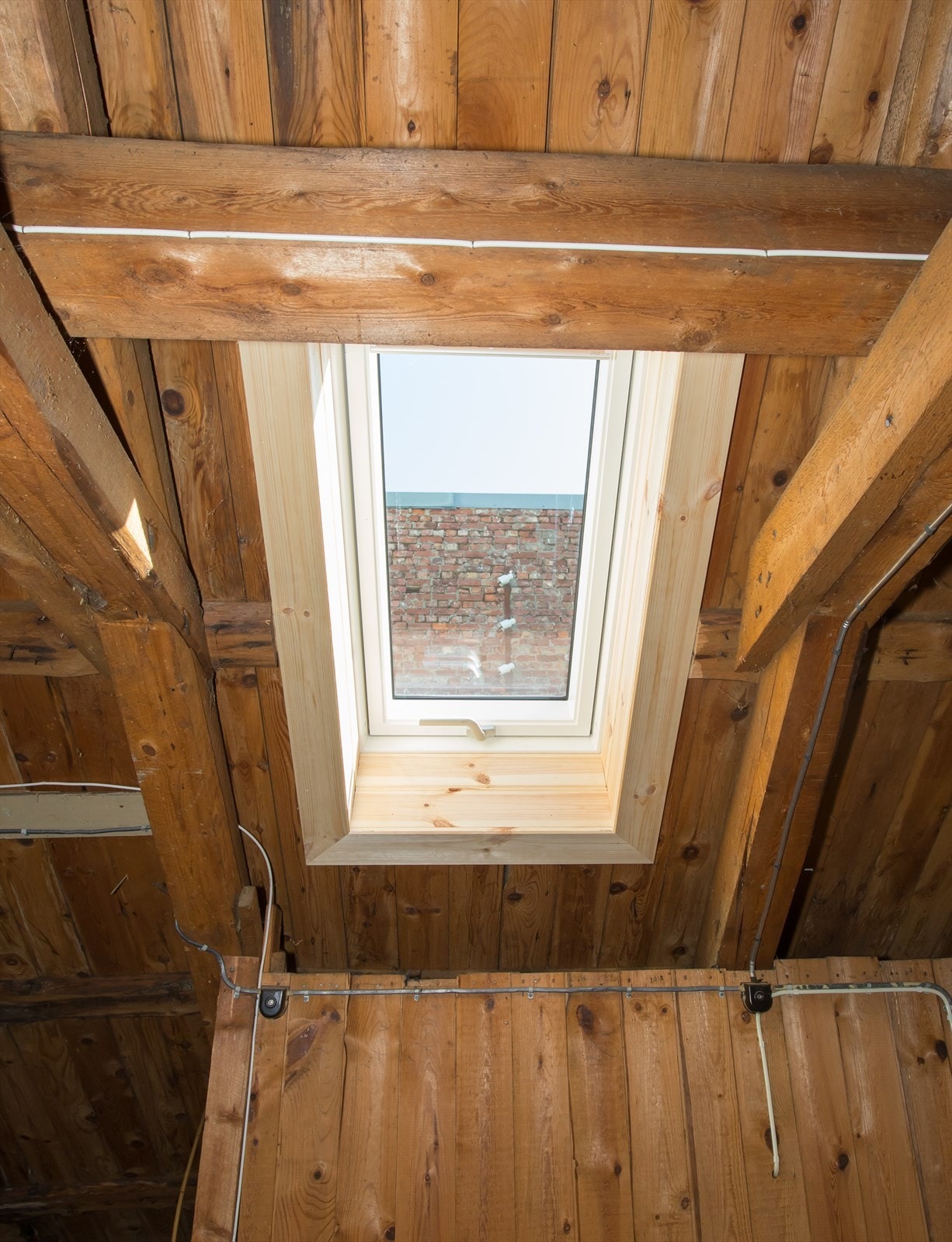 Nytt tak lagt i 2022, samt satt inn nye takvinduer. Galleribilde