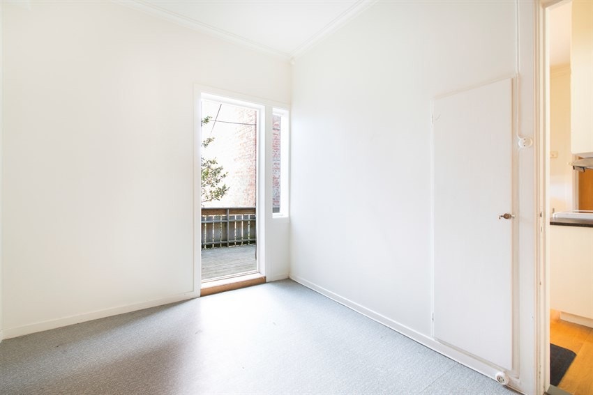 Adkomst til bakgårdsbalkong fra mellomgangen. Galleribilde