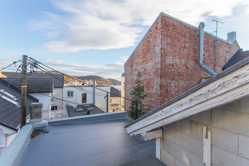 Takterrasse med adskomt fra loft. Terrassen er ikke tilstrekkelig sikret for bruk som terrasse. .jpg Galleribilde