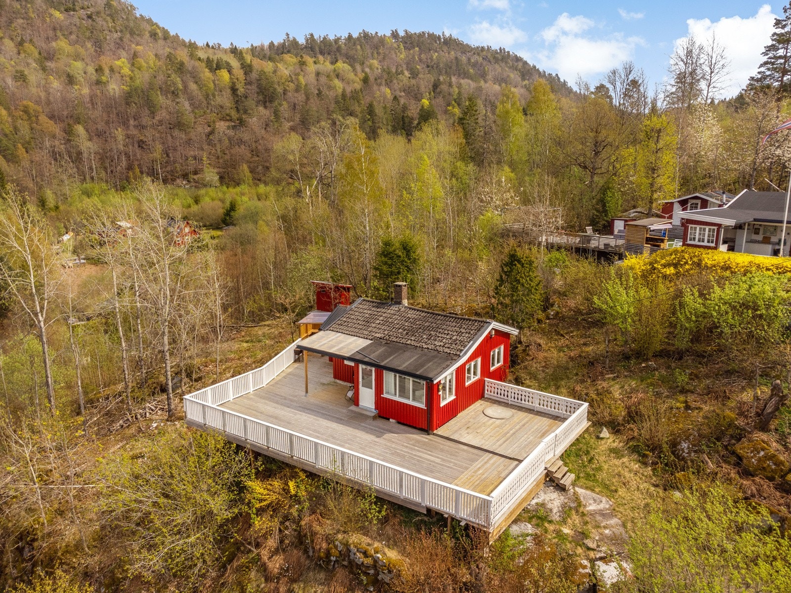 Stor solrik terrasse med utsikt over fjorden. Galleribilde