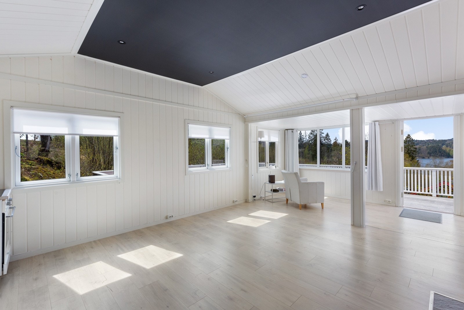 Lys og trivelig stue med peis Galleribilde