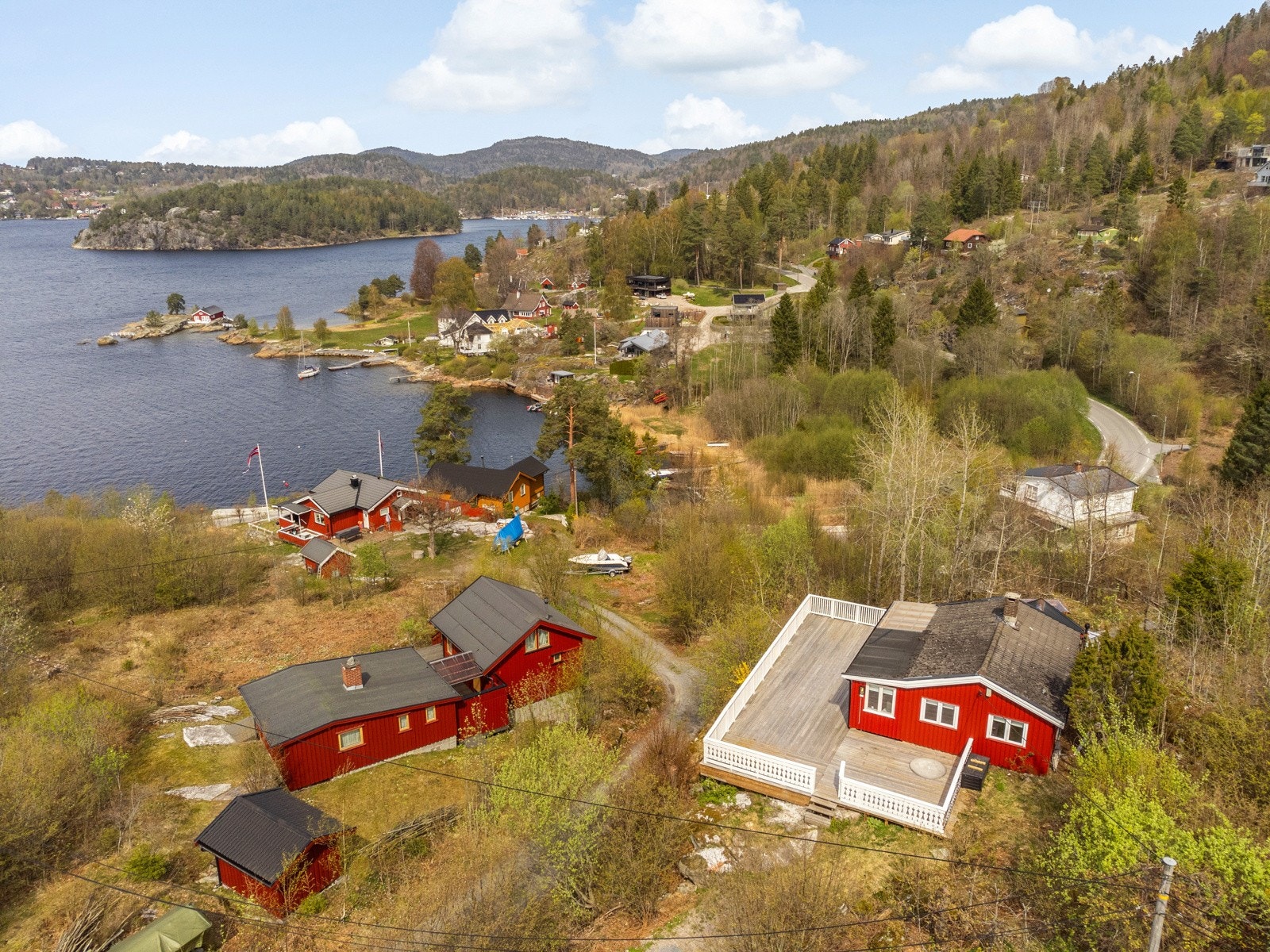 Det er kjørevei helt inn til hytta, rolig område, flott badeplass på nedsiden av hytta! Galleribilde