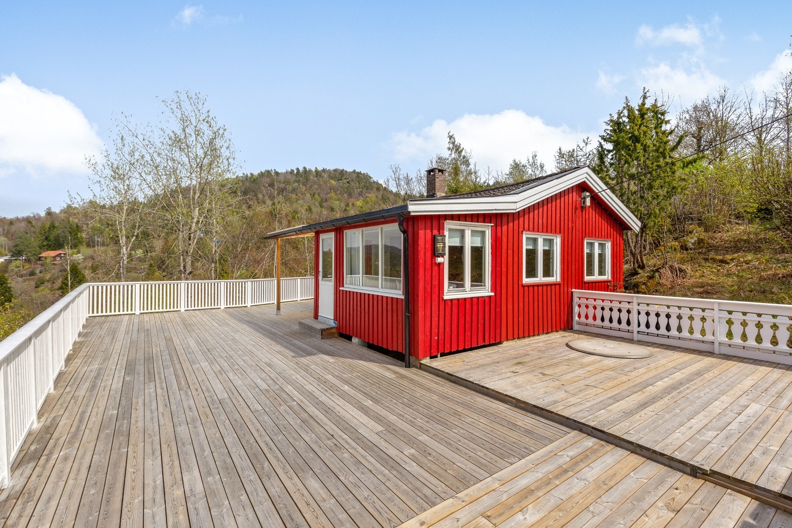 Selger opplyser at det er sol fra ca kl 09:00 til ca kl 22.00 i sommerhalvåret! Galleribilde