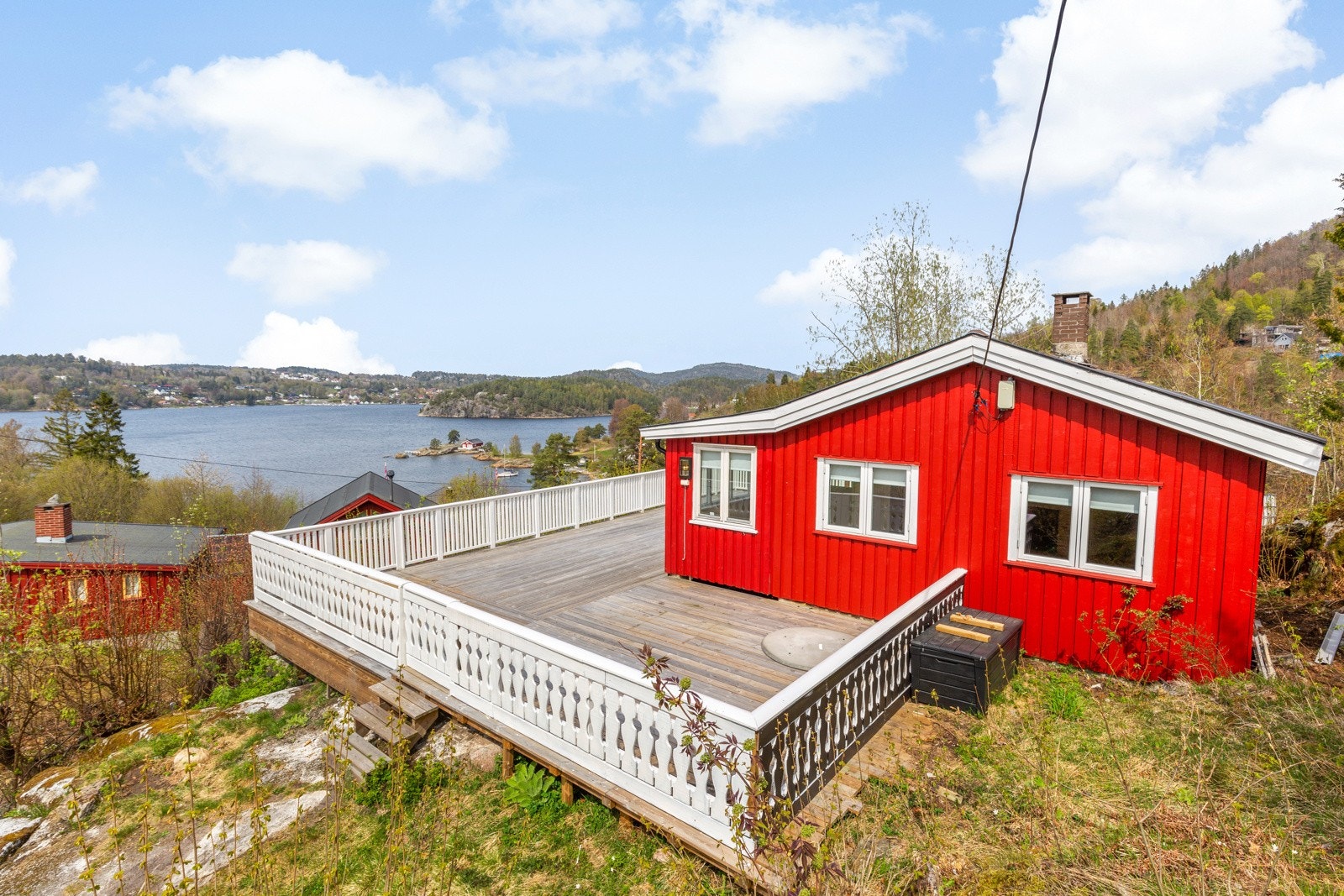 Det er kun 5 minutter sykkeltur til Røra med badeplass med kiosk og kafè. Galleribilde