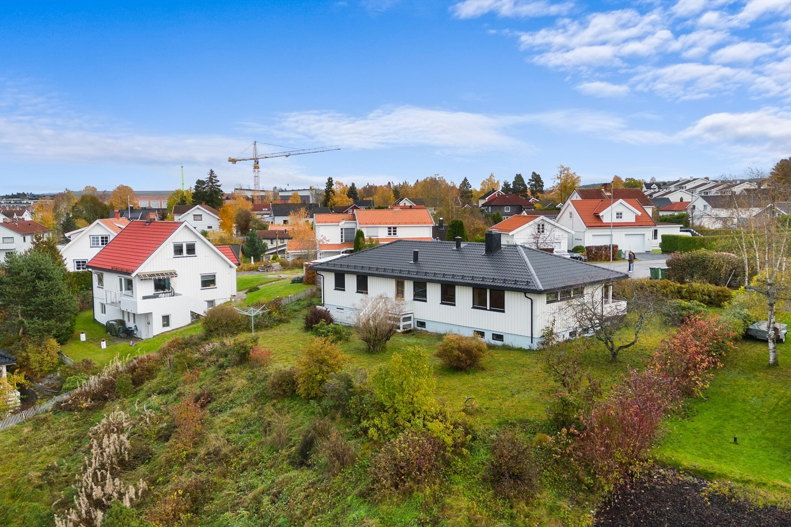 Innholdsrik enebolig o/2 plan med garasje! Oppussing/modernisering - Terrasse & hage - Familievennlig beliggenhet!