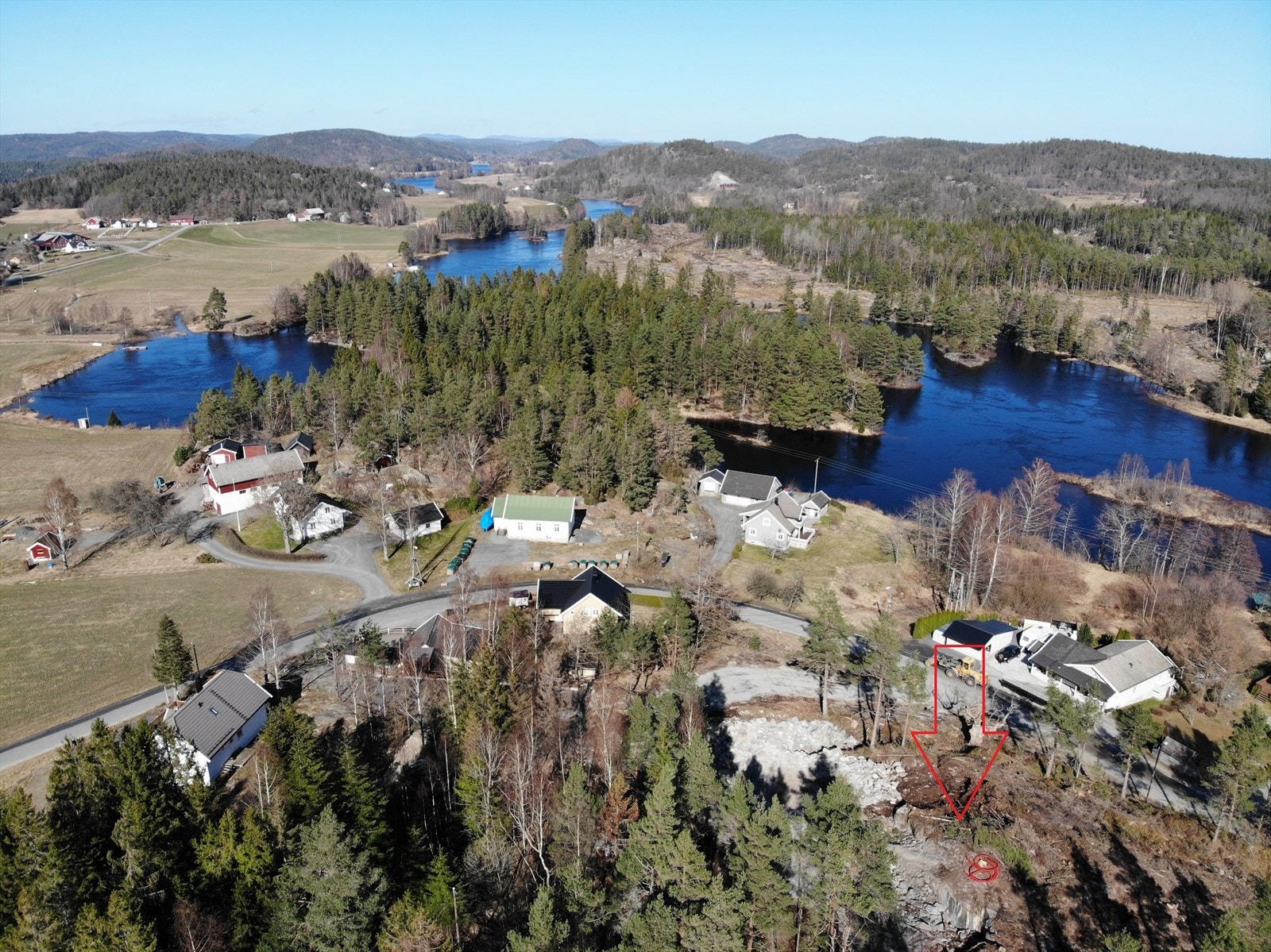Fra tomten er det flott utsikt. samt i nærheten til Nidelva med fiskemuligheter og båt/padleidyll. Galleribilde