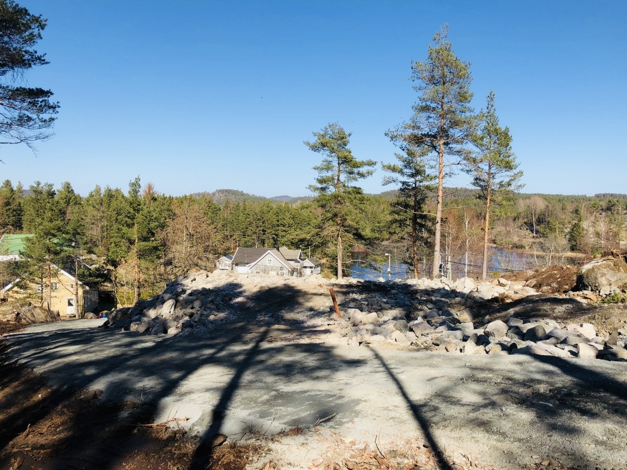 Det er lagt vei opp, og gjort noe grunnarbeid. Galleribilde