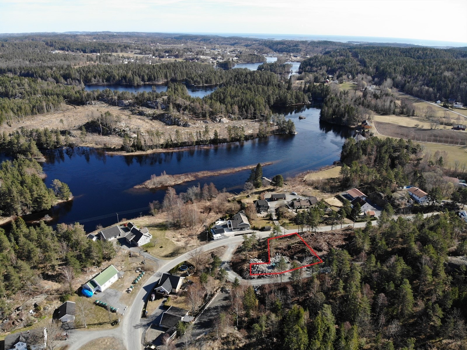 Tomten ligger solrikt og landlig til på Kroken, mellom Arendal og Grimstad. Galleribilde