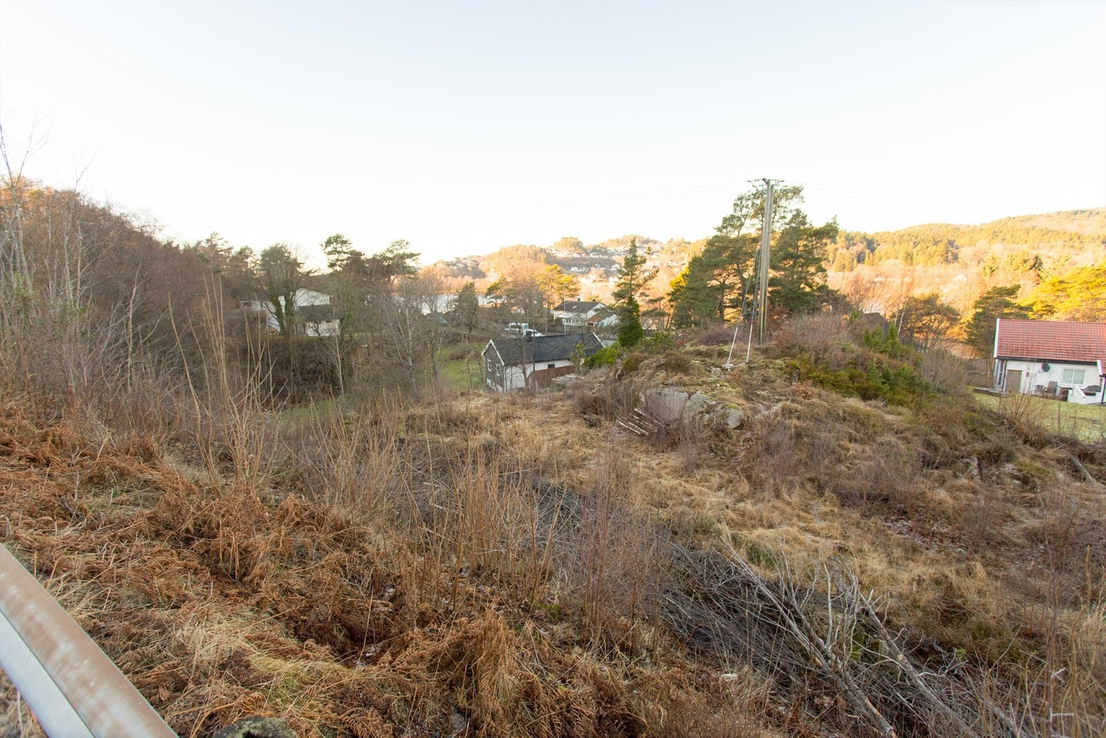 Mot øst grenser eiendommen til Vassmyrveien. Galleribilde