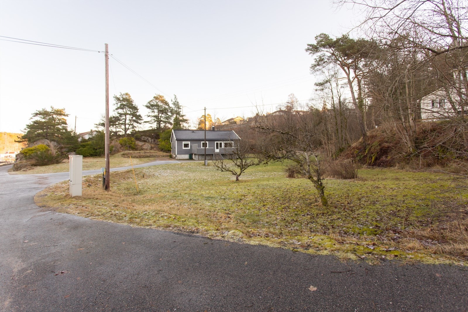 Boligen med en liten tilhørede tomt, er ikke en del av eiendommen. Galleribilde