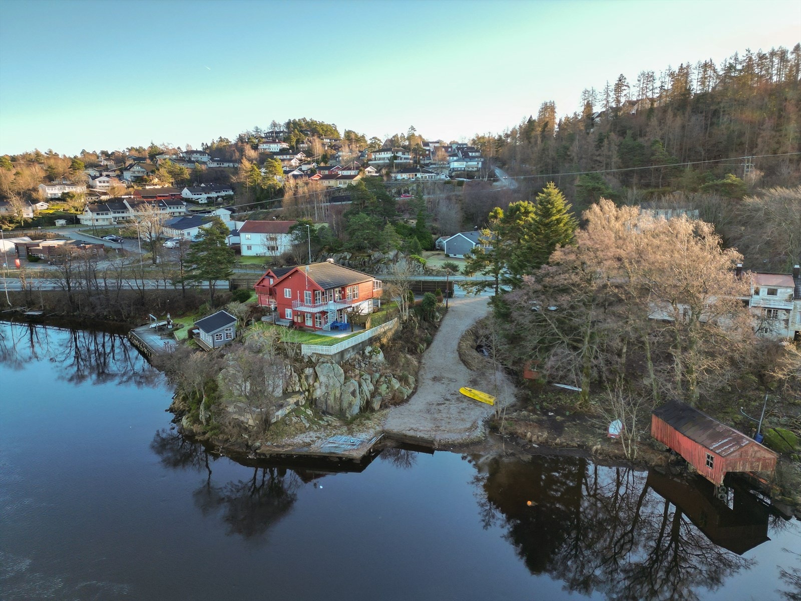 Elveparsellen er opparbeidet med adkomstvei og en enkel/eldre brygge Galleribilde