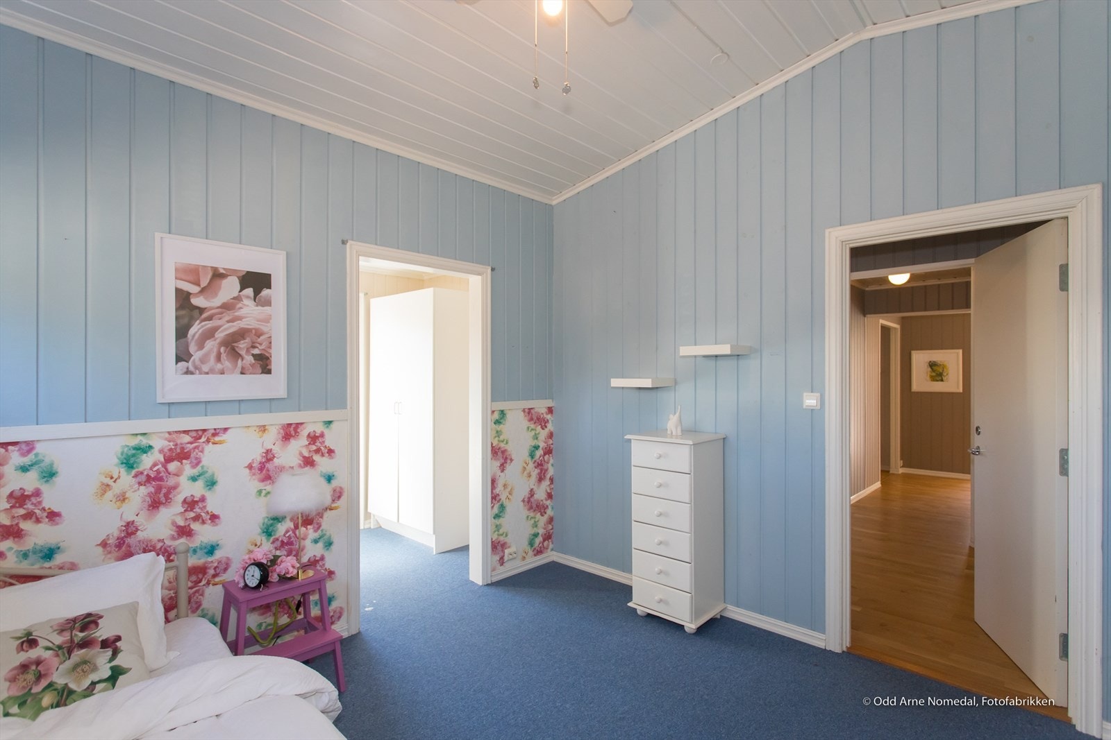 Inngang bakside - gang og stort soverom Galleribilde