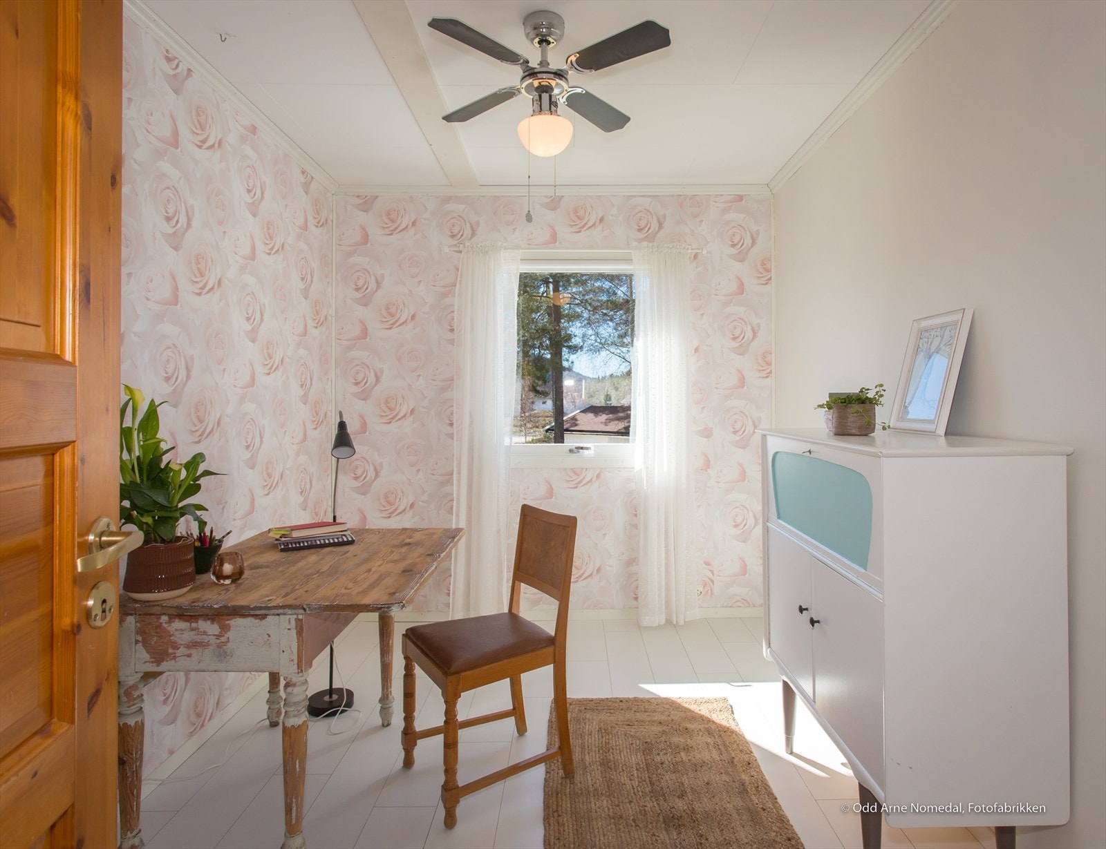 Stue og kjøkken - ekstra bakside. Egen utgang veranda/trapp. Galleribilde