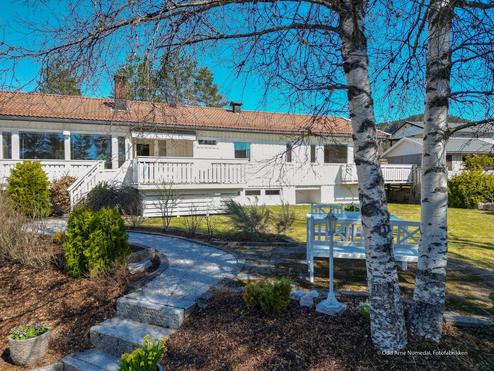 Fremside av boligen, pen hage, sti med kantstein Galleribilde