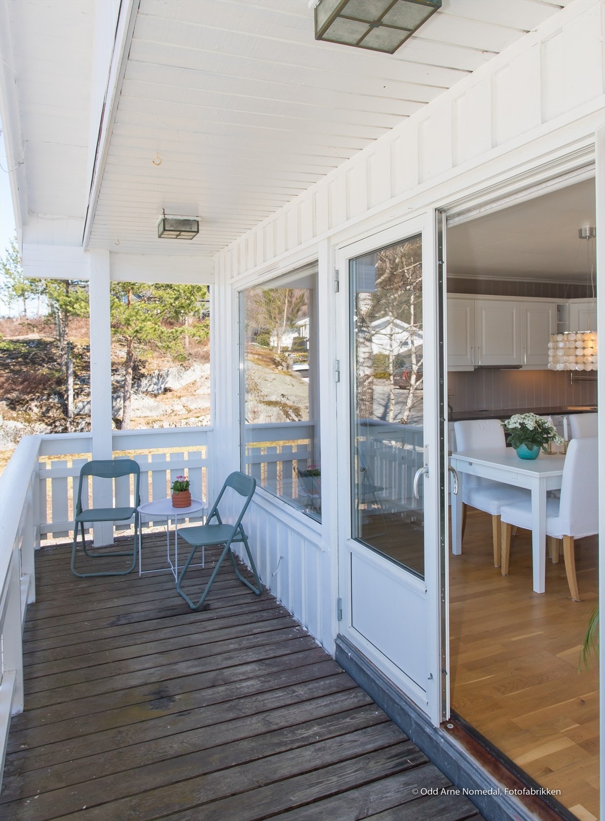 Utsikt fra stue oppe, utgang til veranda Galleribilde