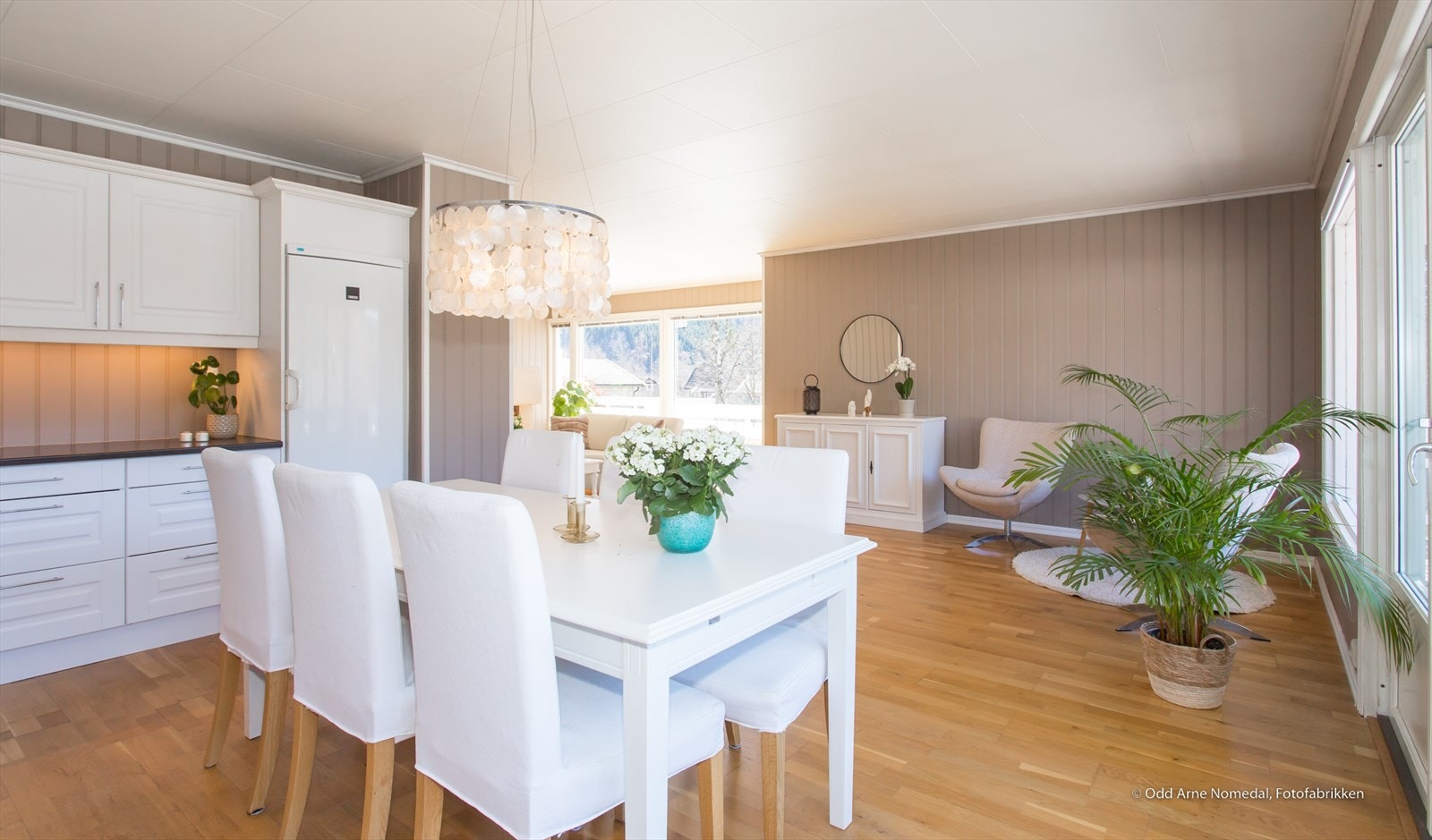 Romslig kjøkken og fin spiseplass Galleribilde