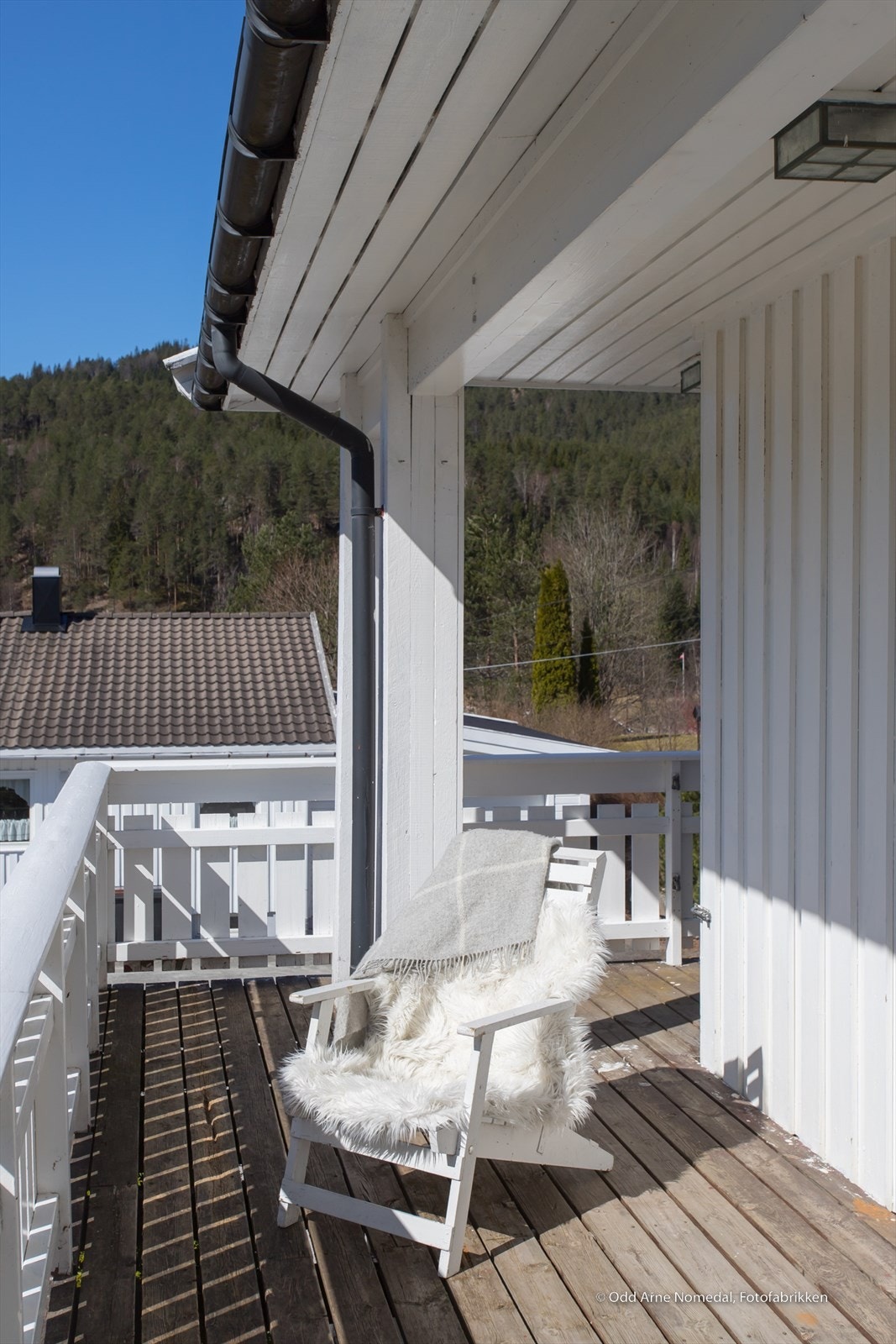 Fin veranda ut fra hovedstuen. Mye ettermiddagssol på denne. Galleribilde