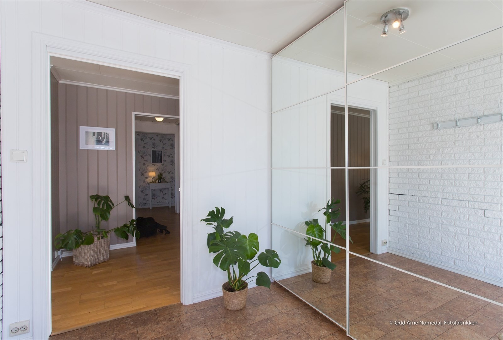 Vindfang og gang. Skyvedørsgarderobe. Galleribilde