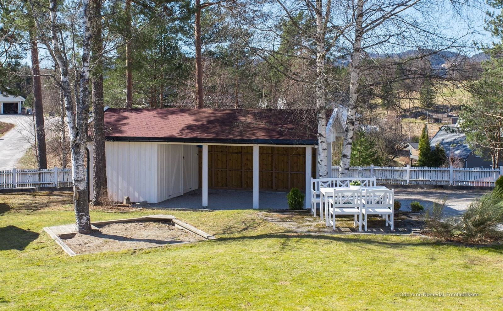 Pent opparbeidet tomt. Nyoppført carport og bod. Galleribilde