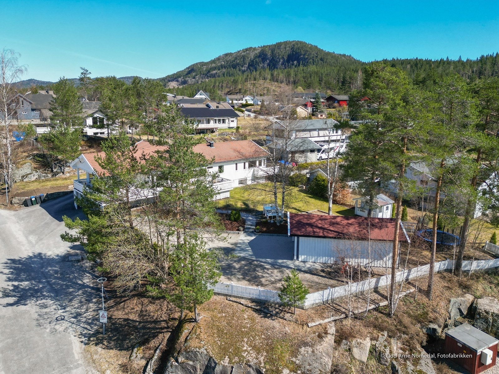 Stor tomt - carport/bod + stor enebolig med hybel Galleribilde