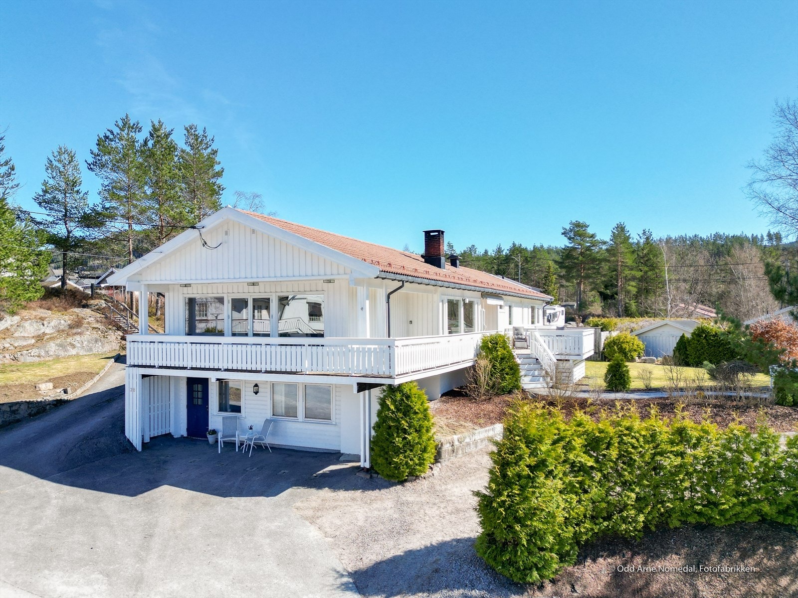 Stor enebolig med hybel Galleribilde