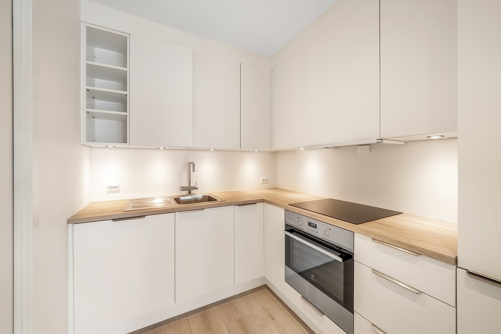 Godt tilrettelagt kjøkken med arbeidsplass Galleribilde