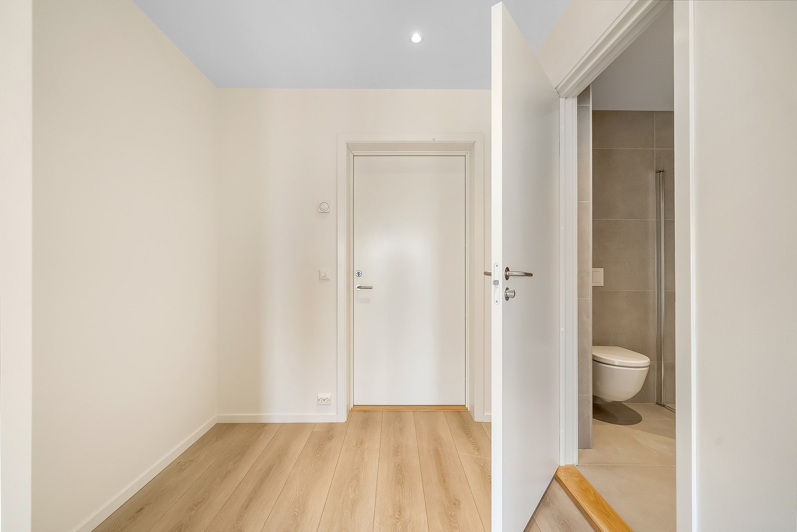 Avkledningsplass ved inngangspartiet. Galleribilde