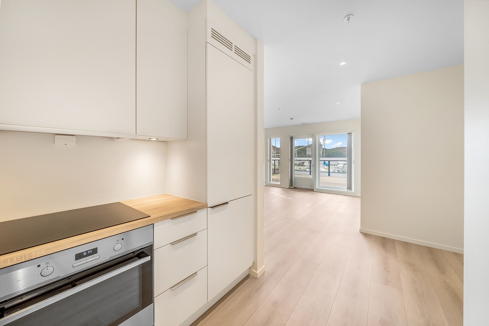 Åpen kjøkkenløsning, med naturlig avgrensning fra stua. Galleribilde