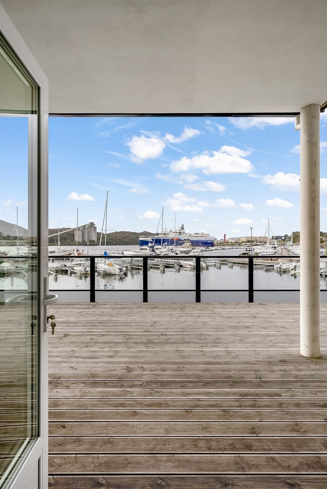 Meget romslig terrasse med mye sol. Galleribilde