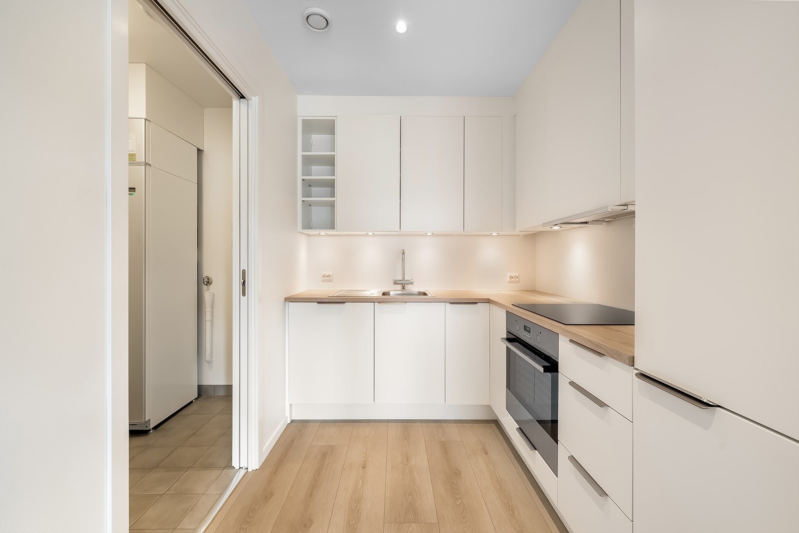 Pent Strai kjøkken med alle hvitevarer integrert. Galleribilde