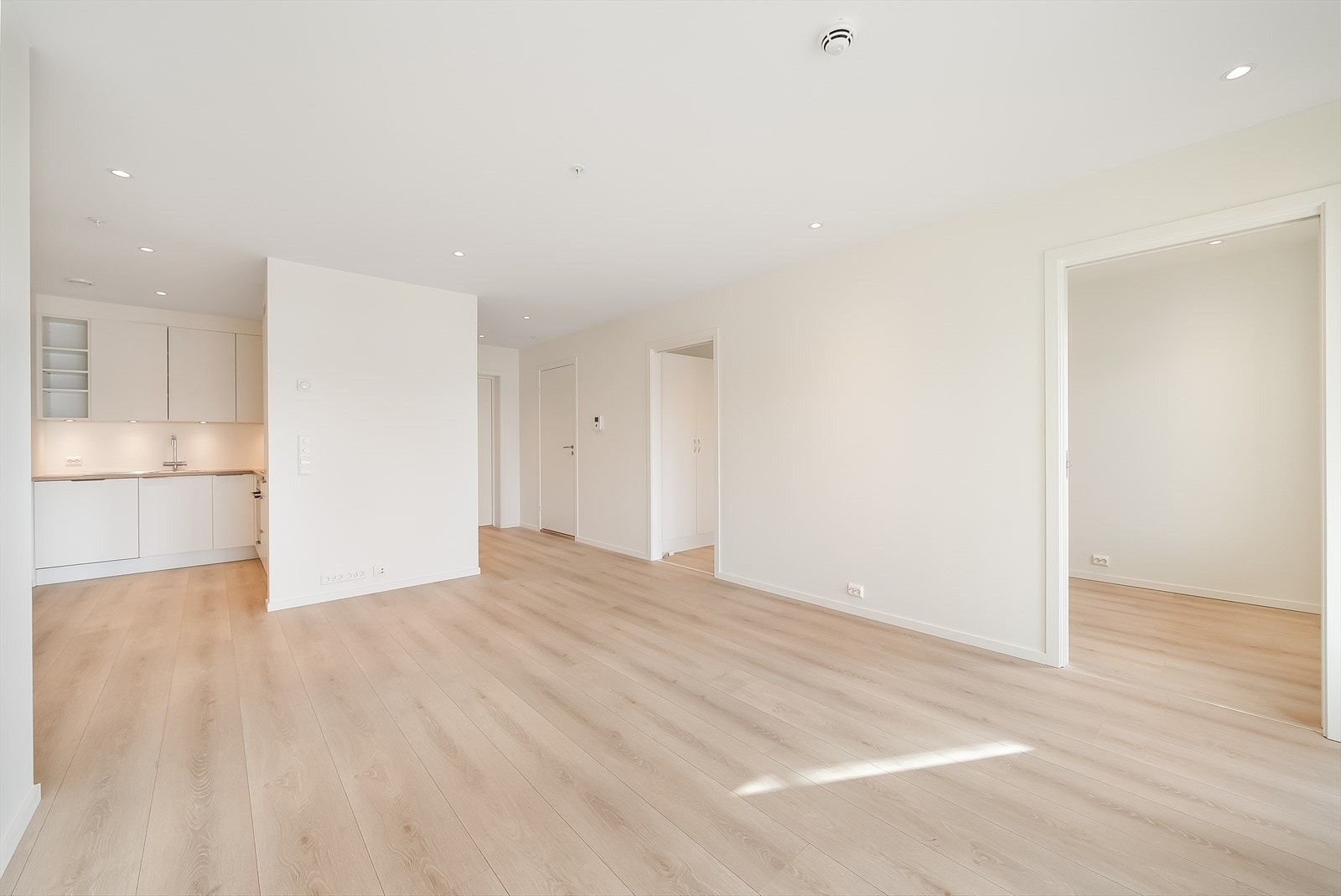 Tilbaketrukket kjøkkenløsning med plass til spisebord rett ved. Galleribilde