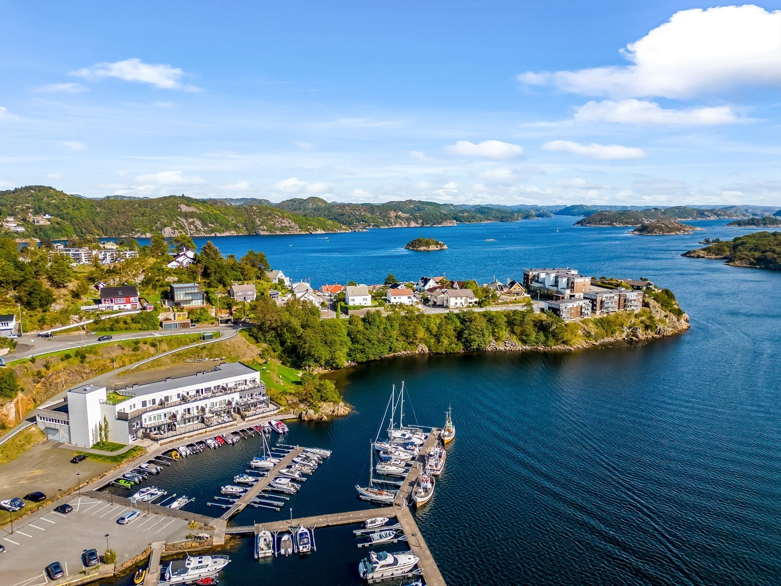 Leiligheten ligger på bryggekanten med stor terrasse. Galleribilde