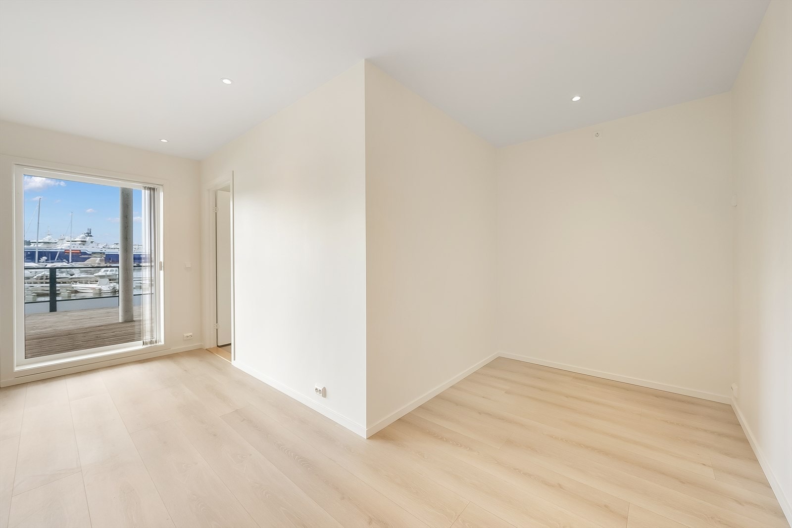 Plass til spisebord i en koselig krok. Galleribilde