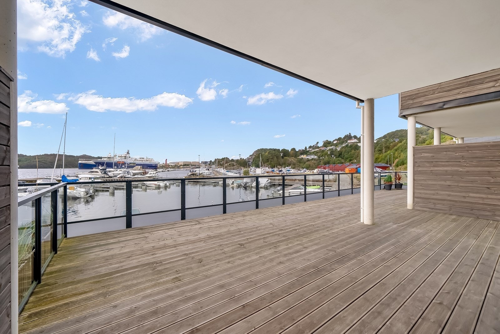 Her kan man legge til rette for en god solplass med møblement og sjøen rett utforbi. Galleribilde