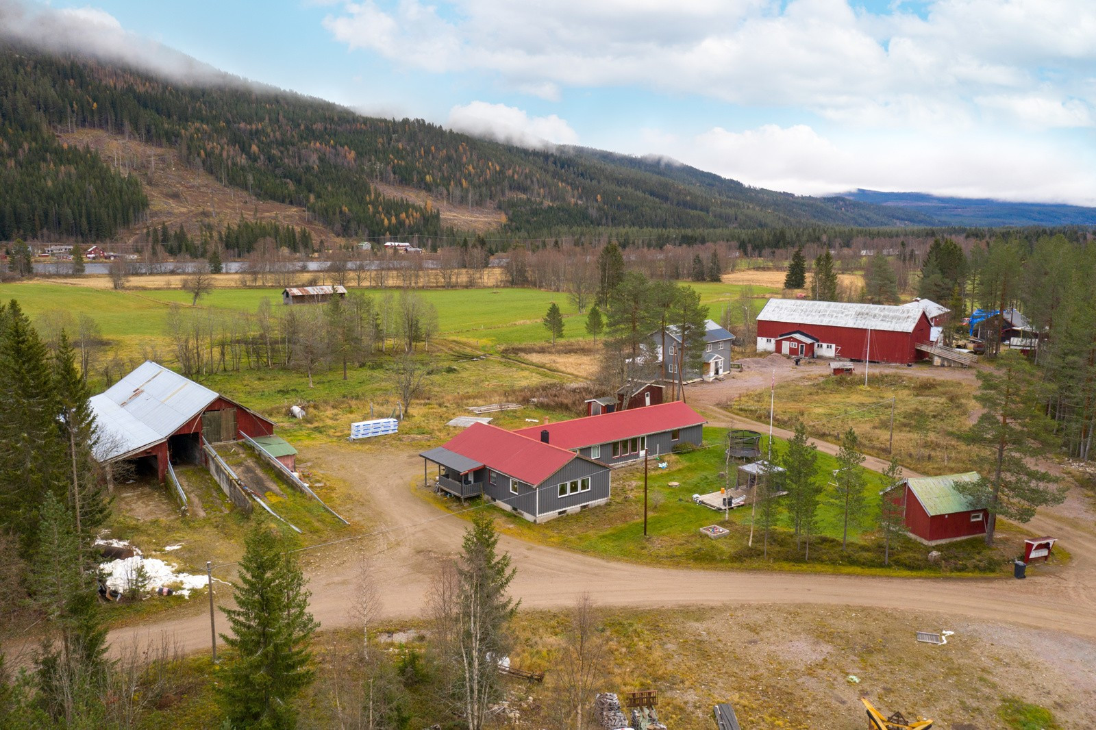 Landbrukseiendom i naturskjønne omgivelser. Jord, skog og innmark. Nær Jordet og Trysil sentrum.