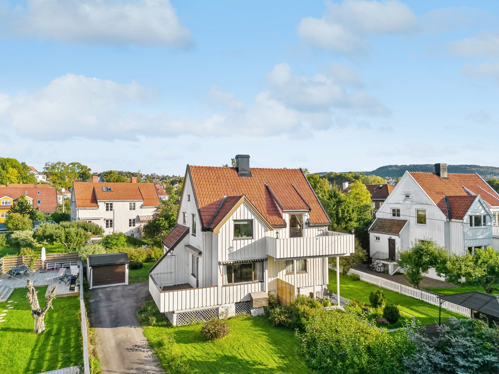 Solrik 1/2 part av horisontaldelt tomannsbolig m/stor terrasse og idyllisk og frodig hage. Garasje. Oppussingsobjekt.