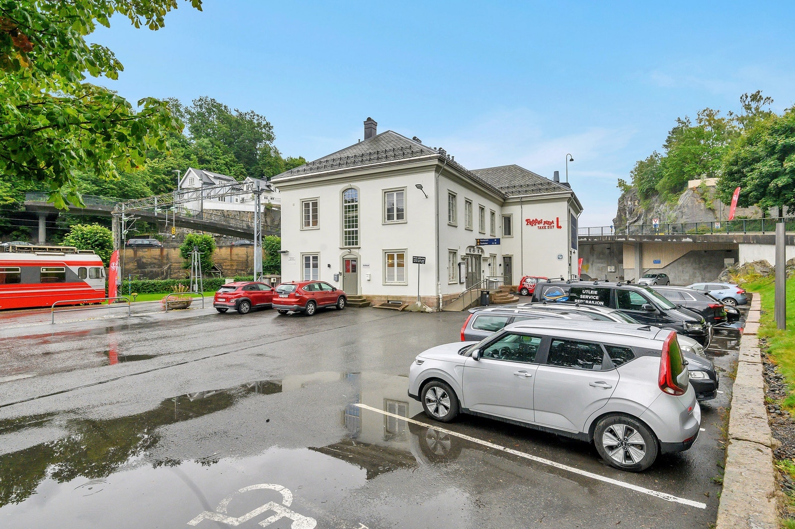 Godt med parkeringsplasser på utsiden. Galleribilde