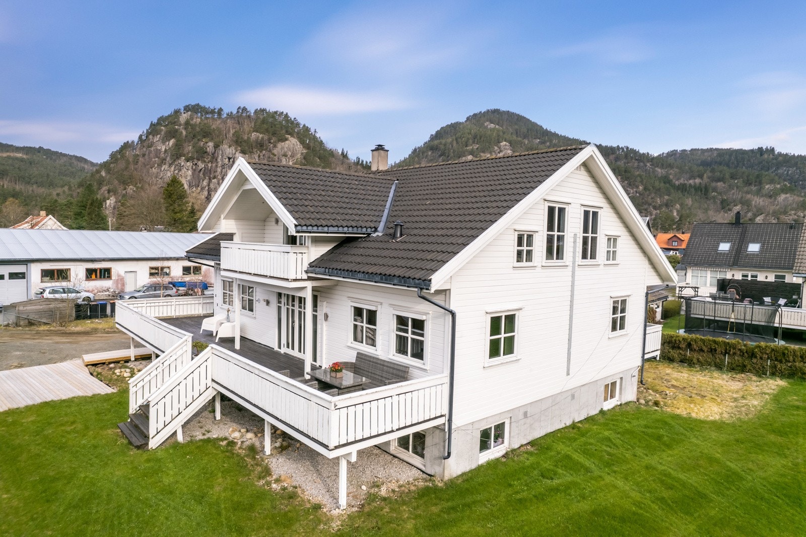 Fasade og plen rundt boligen. Galleribilde