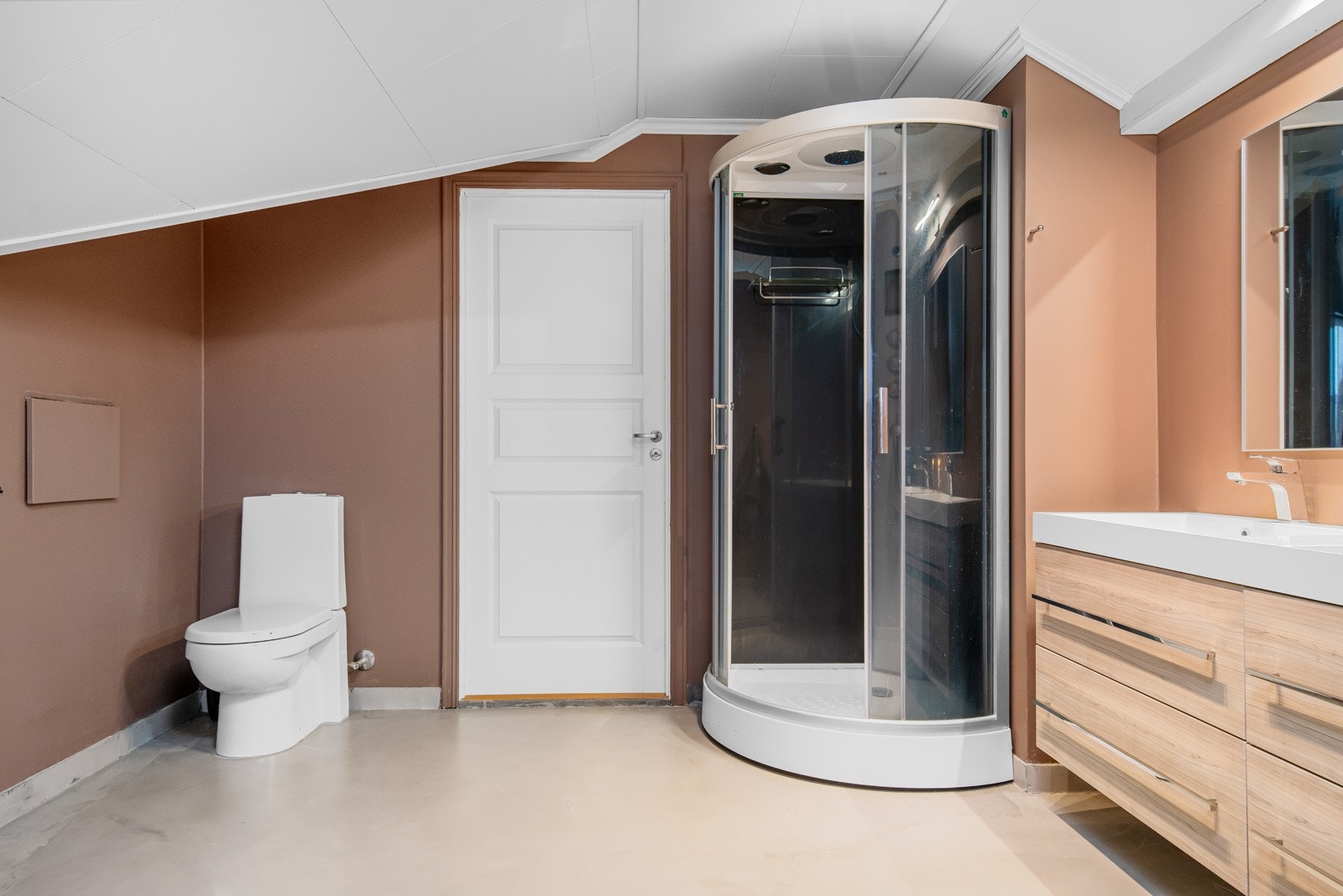 Dusjkabinett og toalett på badet i 2.etasje. Galleribilde