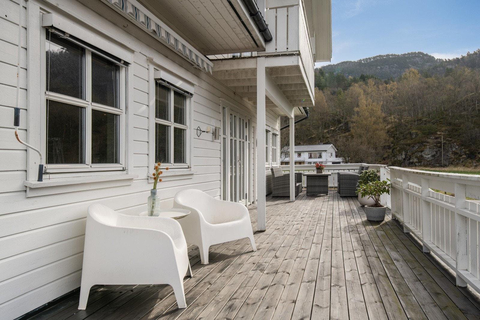 Terrasse på fremsiden av boligen. Galleribilde
