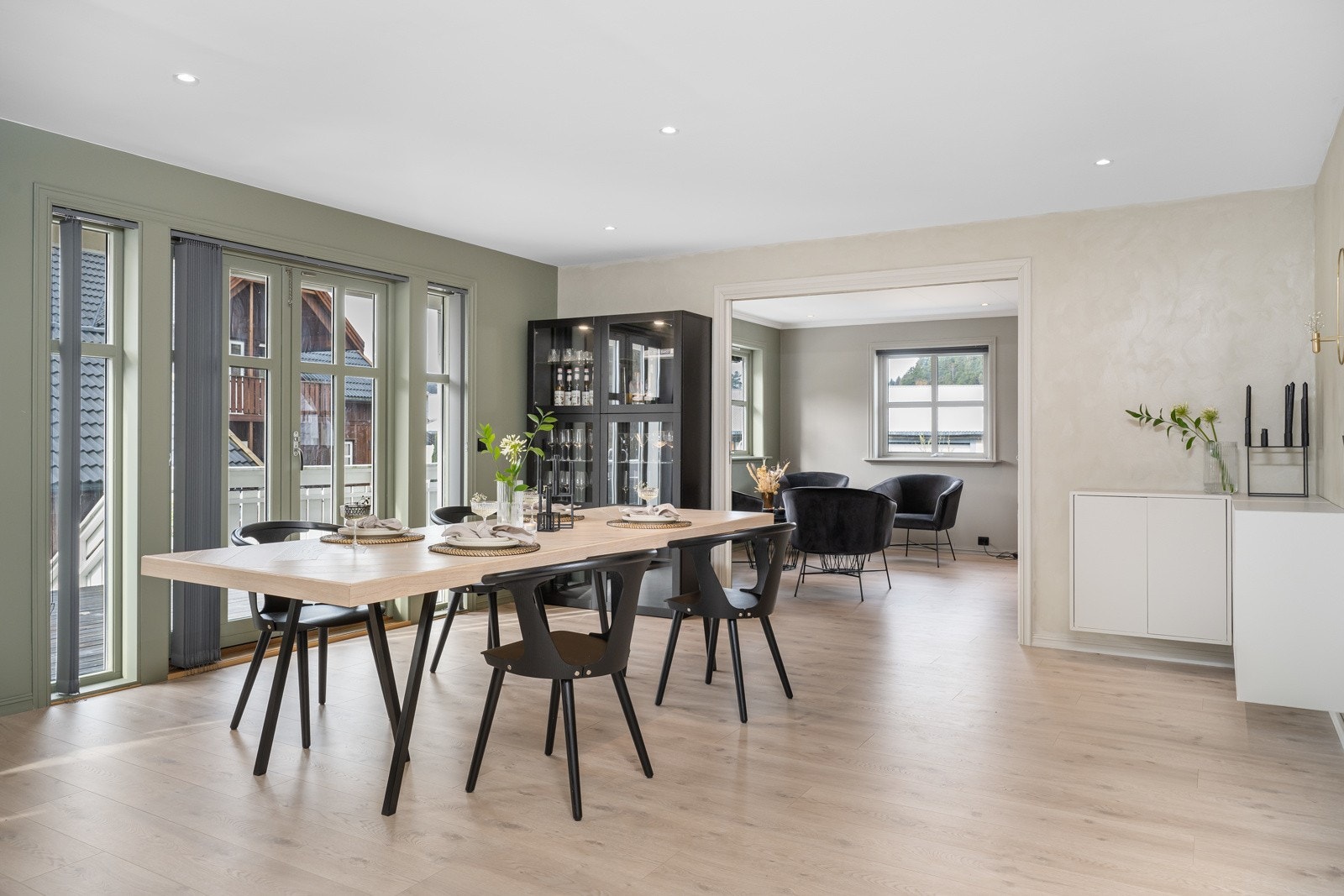 Spisestue og inn mot kjøkken. Galleribilde