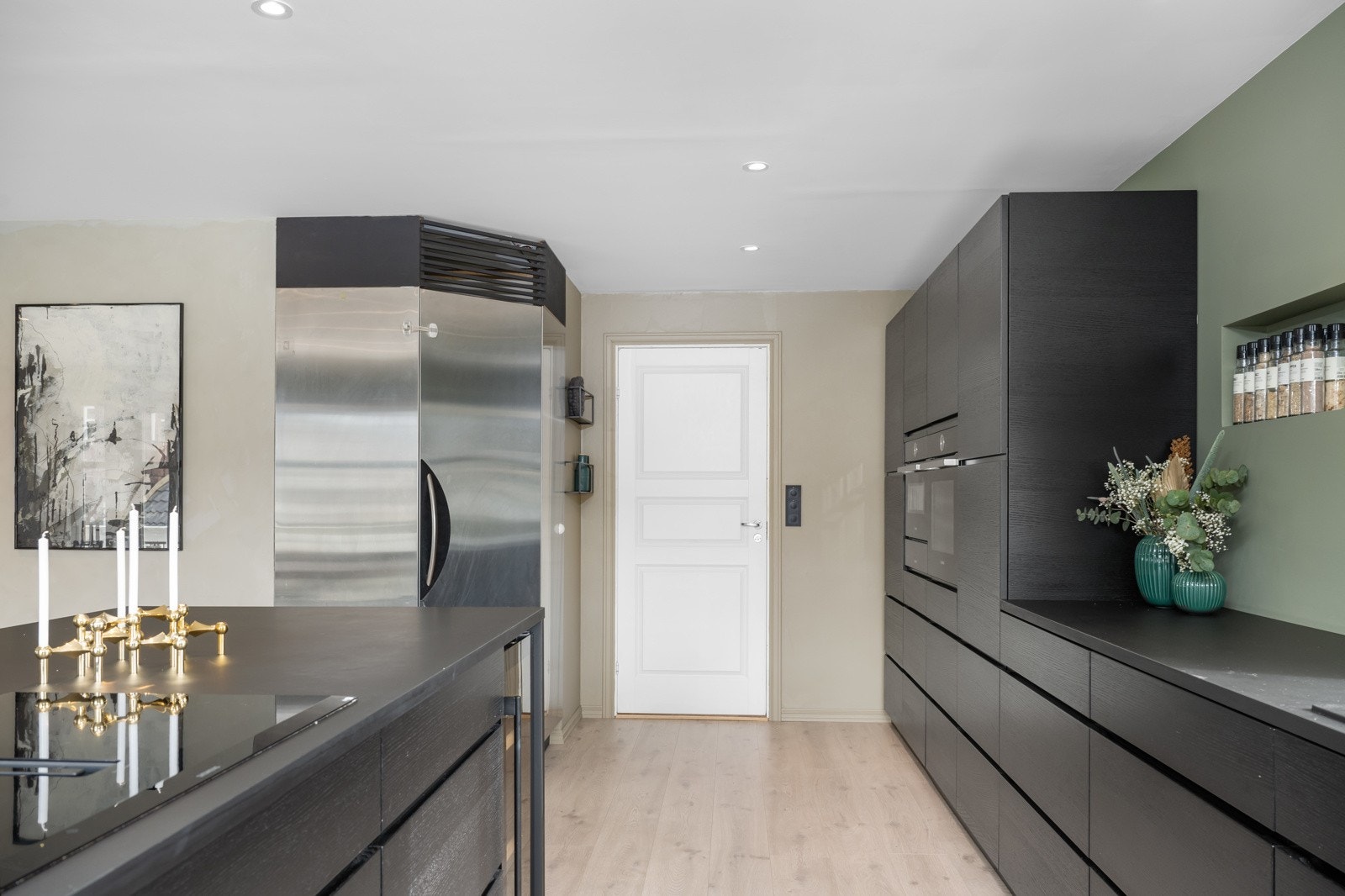 På kjøkkenet er det et praktisk kjølehjørne. Galleribilde