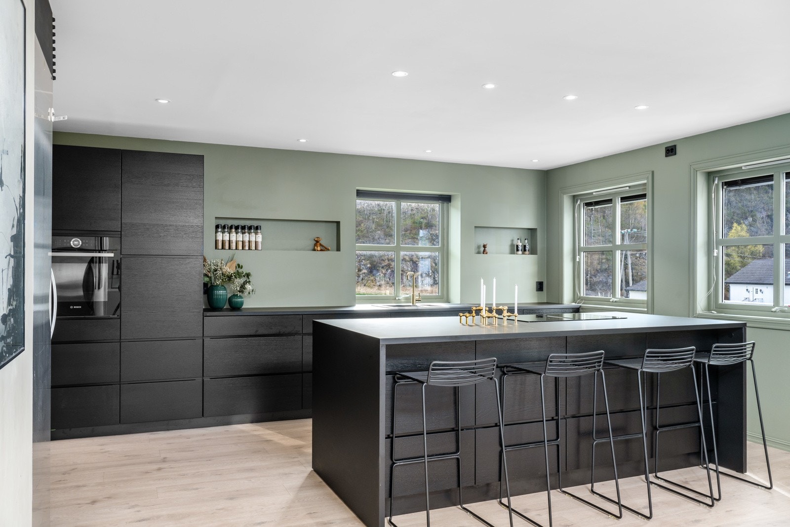 Delikat mørkt kjøkken med integrerte hvitevarer. Galleribilde