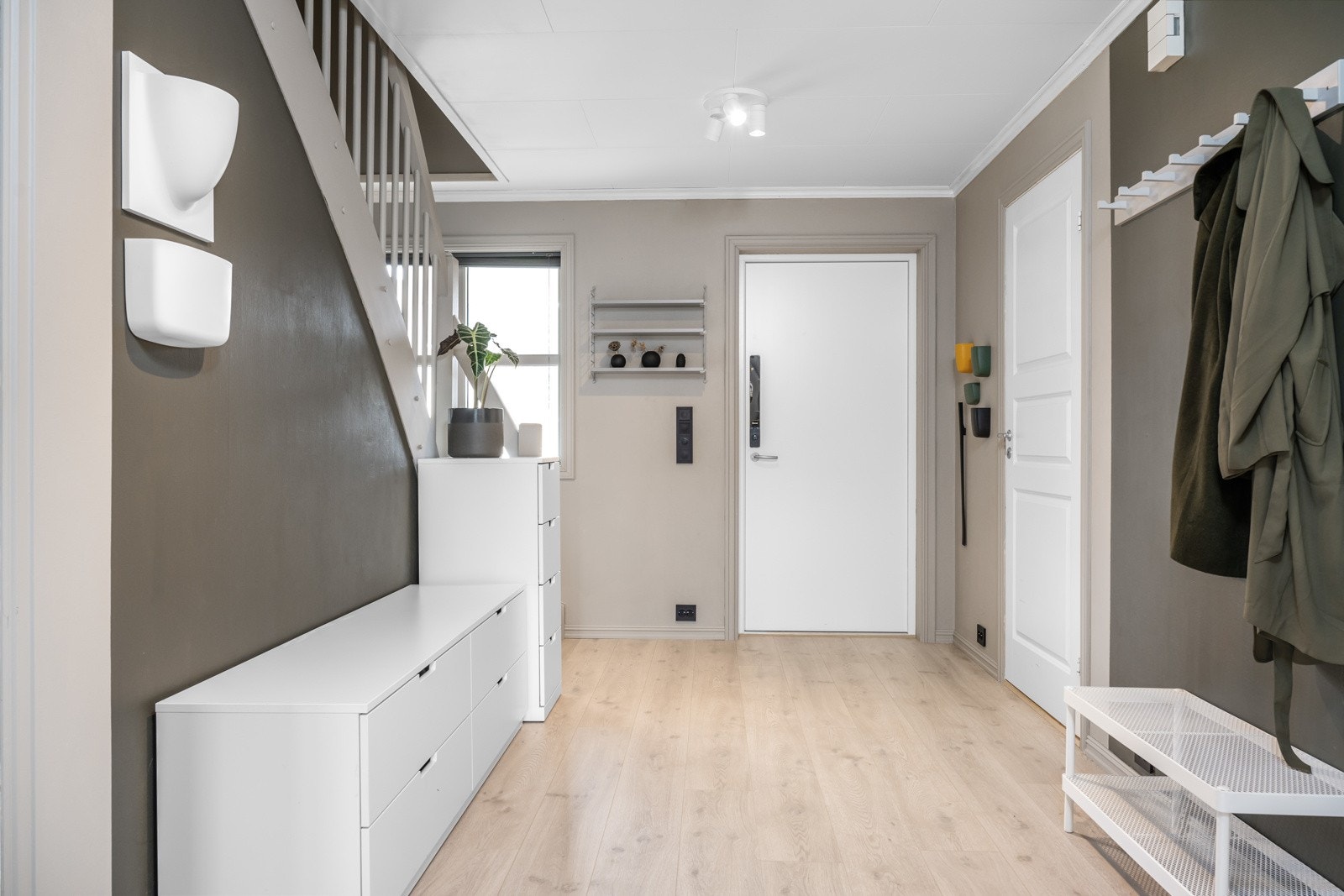 Romslig og god gang med adkomst til 2.etasje. Galleribilde