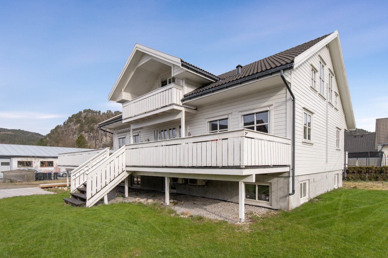 Stor og romslig enebolig med utleiehybel i kjelleretasjen. Galleribilde