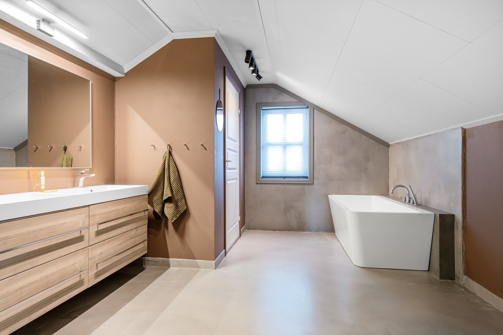 Flott bad i 2.etasje med badekar. Galleribilde