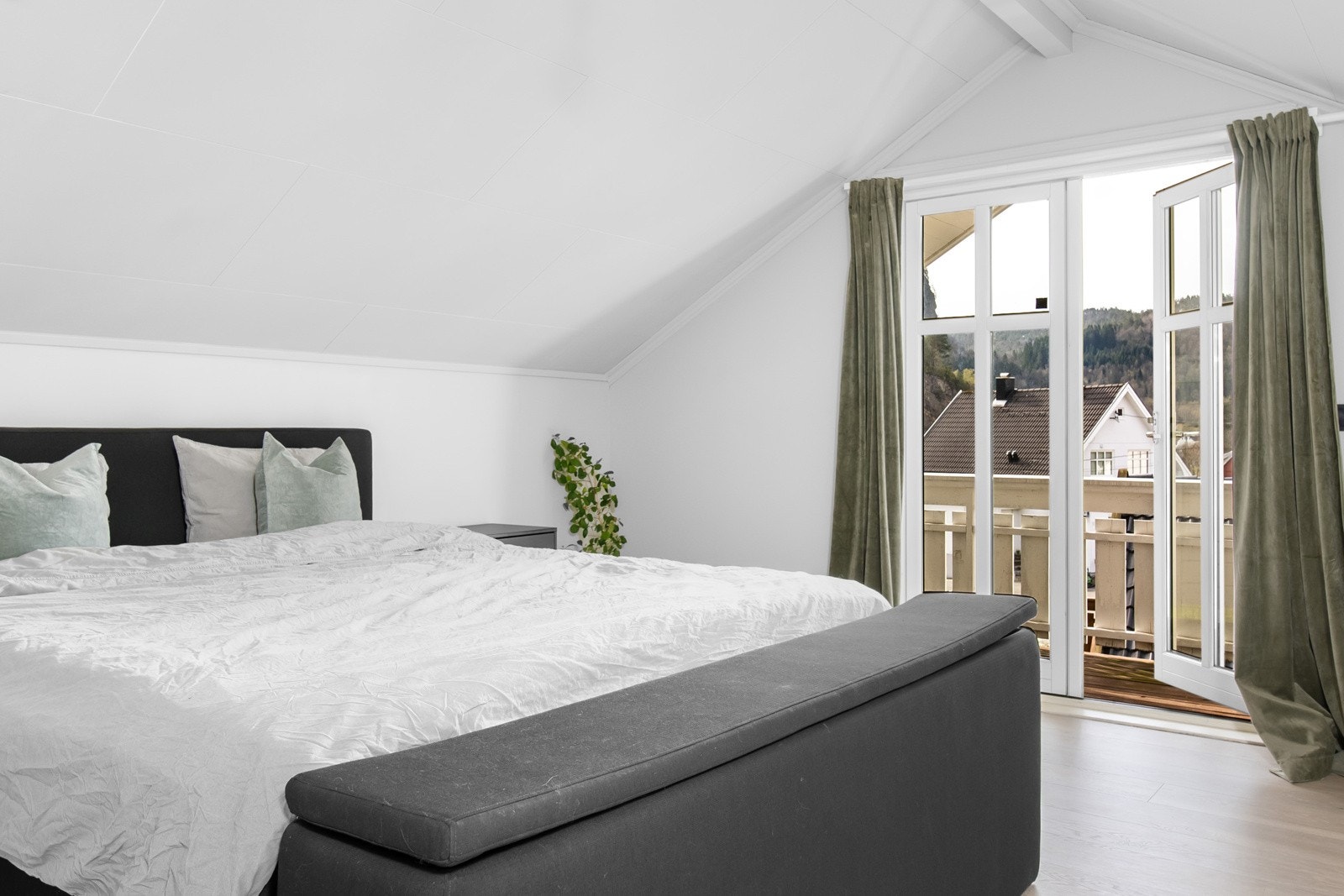 Soverom 2 med utgang til luftebalkong. Galleribilde