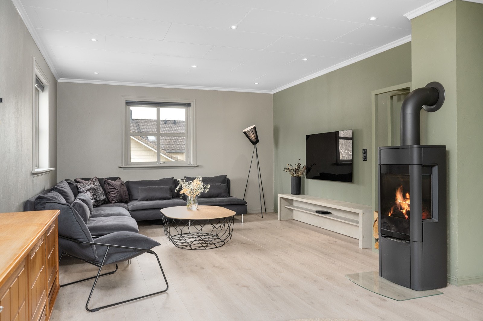 Romslig vinkelstue med vedovn. Galleribilde